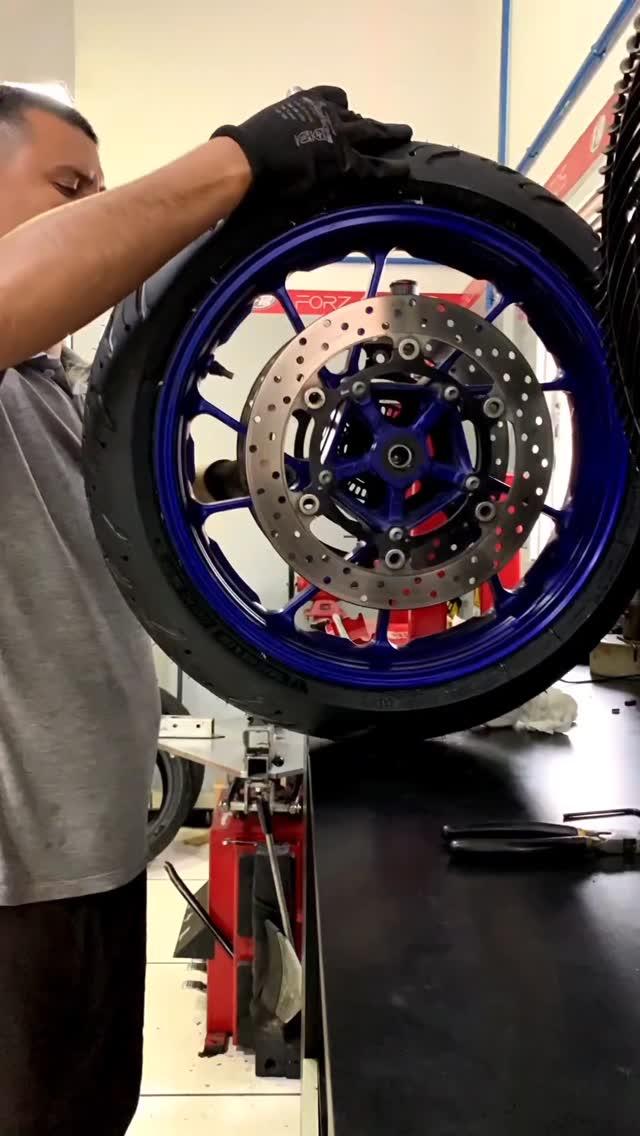 Troca de pneu na Forza Motos